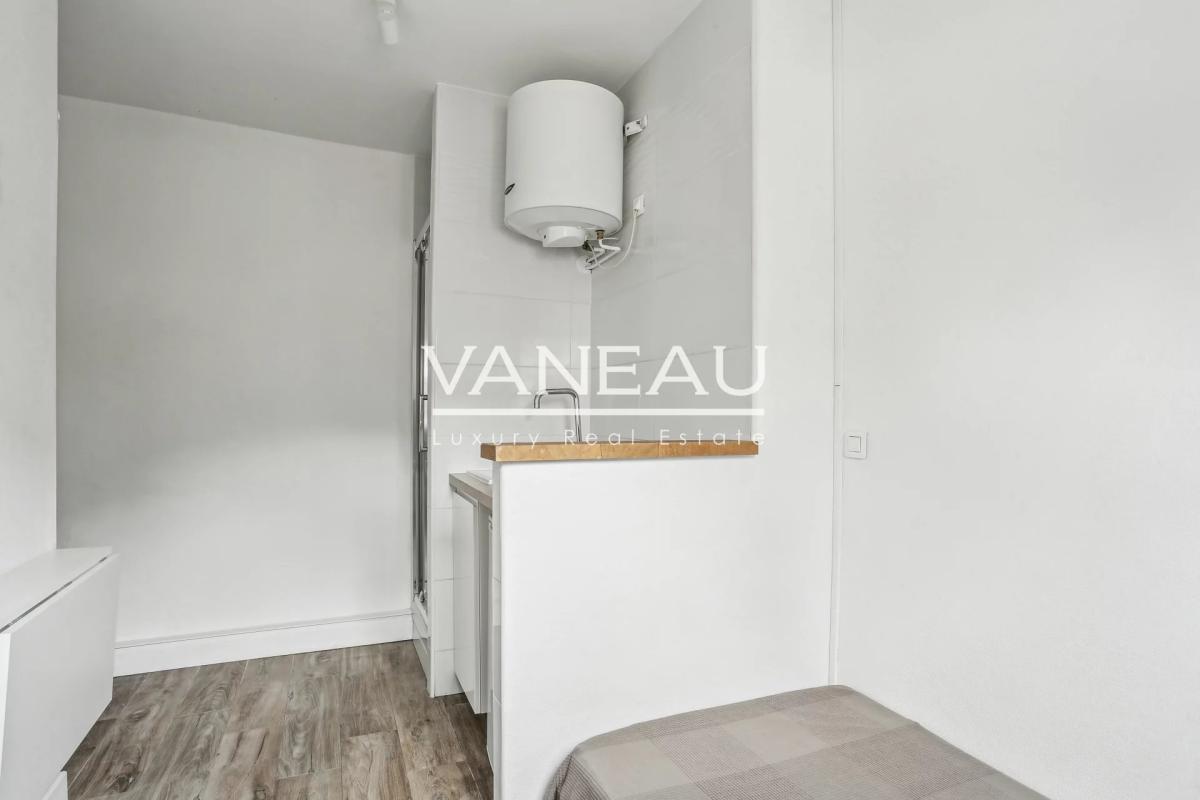 Paris XVIe - exclusivité studette en dernier étage avec ascenseu
