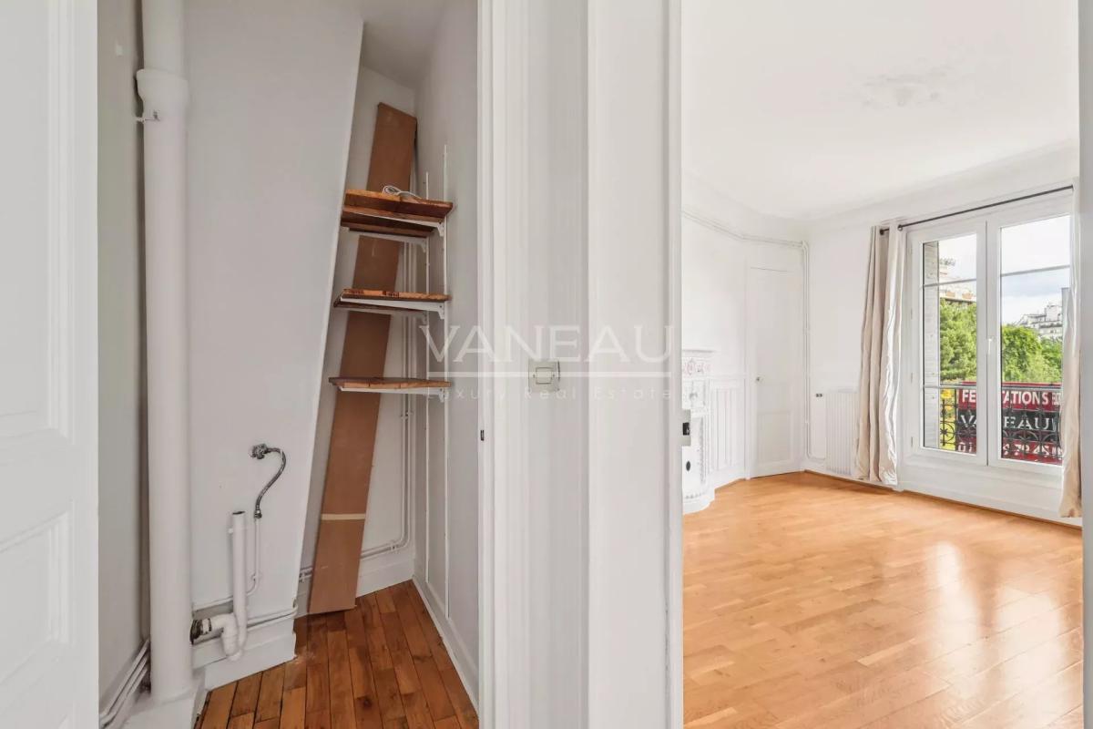 Exclusivité - Paris 15ème 2/3 pièces lumineux refait à neuf.