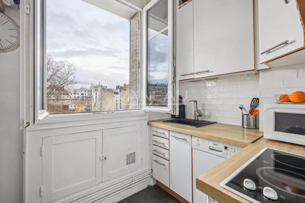 Exclusivité - Paris 15ème 2/3 pièces lumineux en très bon état