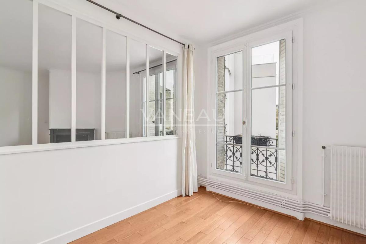 Exclusivité - Paris 15ème 2/3 pièces lumineux refait à neuf.