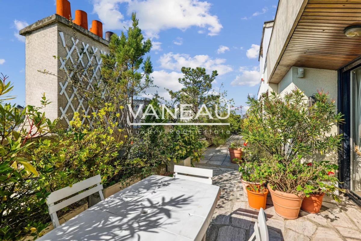 Paris XIVe – dernier étage avec terrasse panoramique