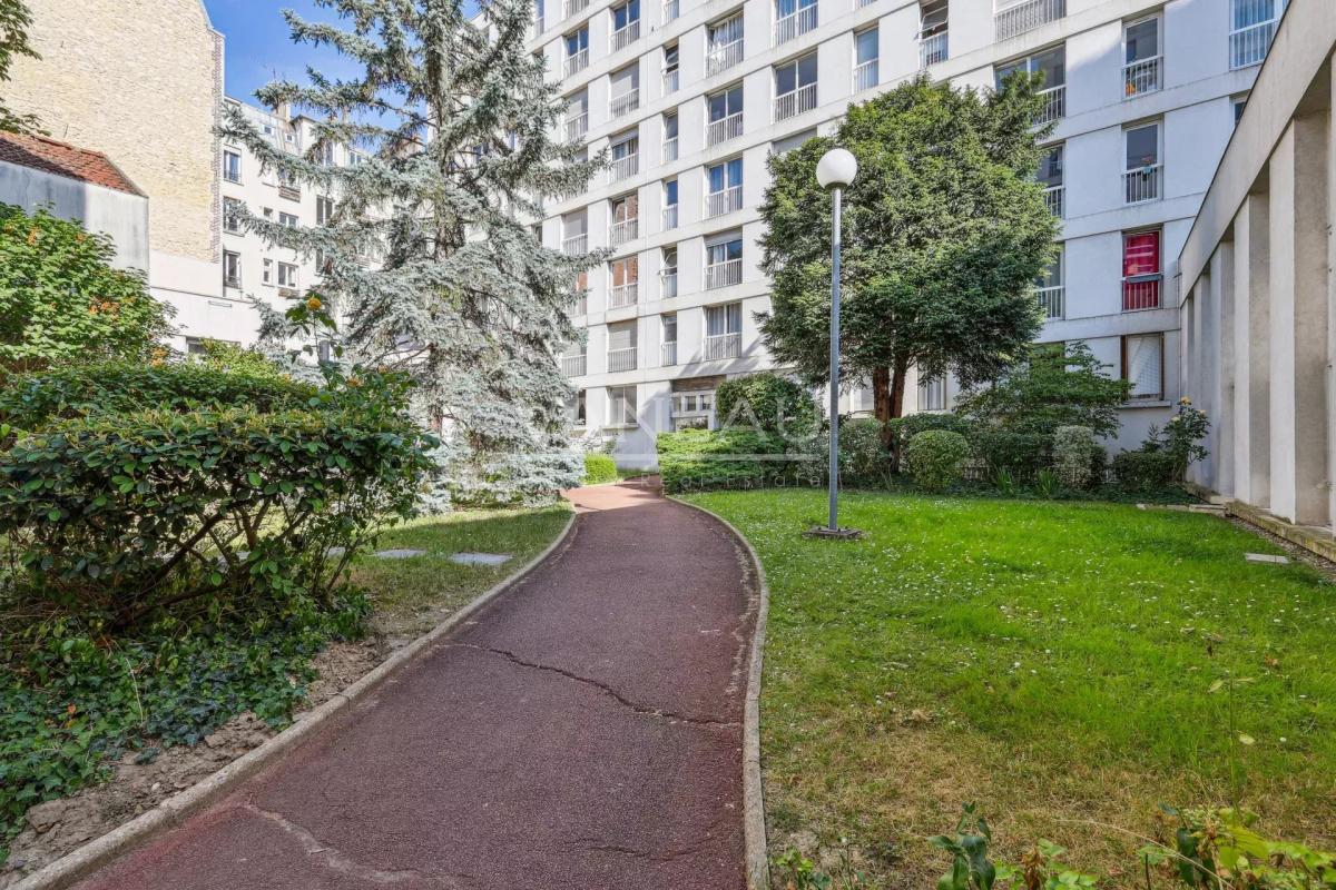 Paris XVe - Lecourbe - Studio lumineux au calme sur cour - profe