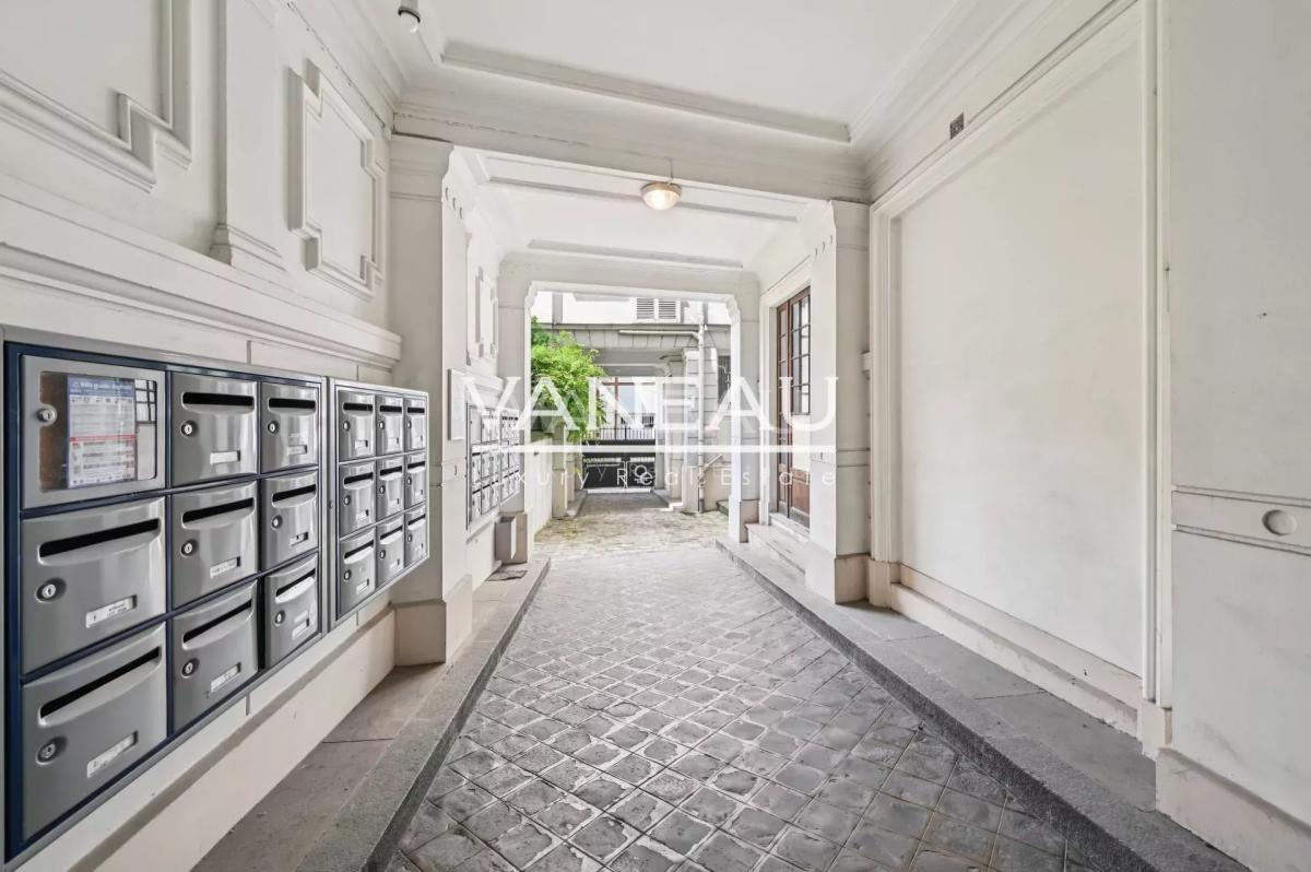 Paris XVe - Montparnasse - Appartement trois pièces en dernier é
