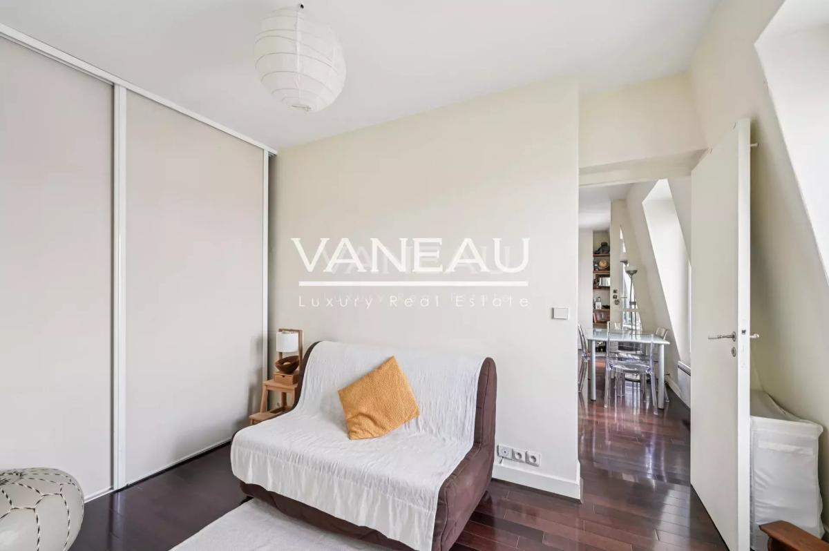 Paris XVe - Montparnasse - Appartement trois pièces en dernier é