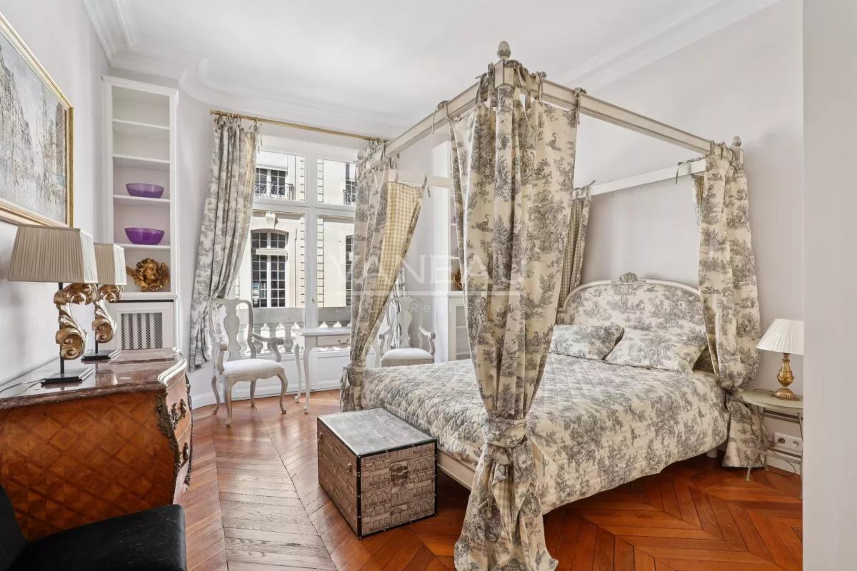 Paris XVIe - A deux pas de la place Victor Hugo.