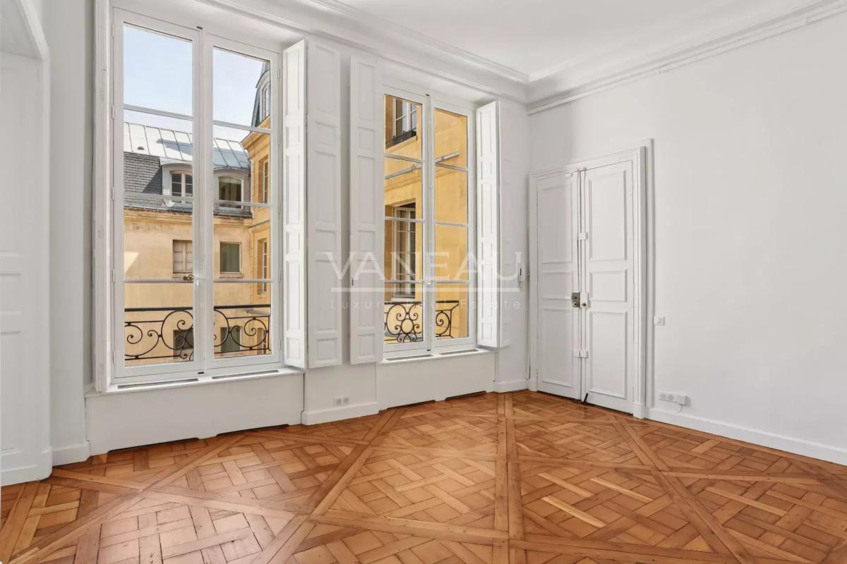 Paris VII - Somptueux appartement entièrement rénové sur cour - 
