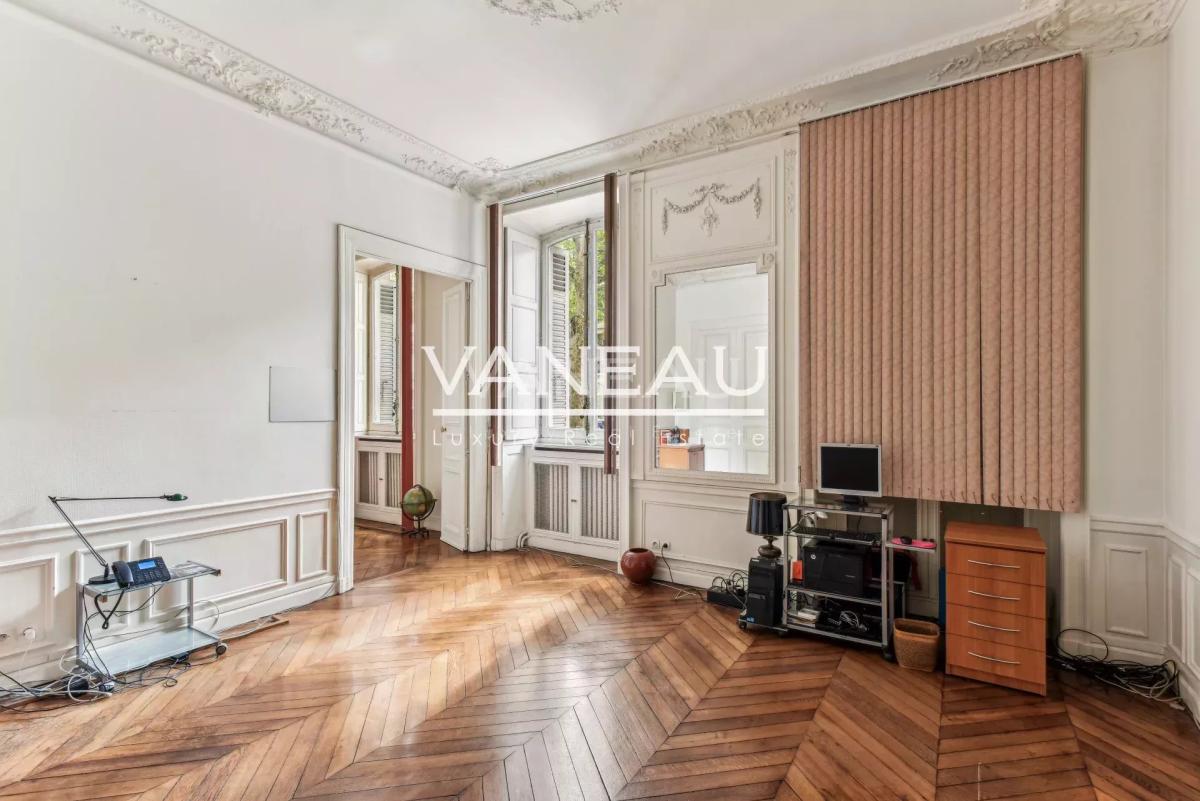 PARIS VIII - Parc Monceau - Appartement Haussmannien de 2 pièces