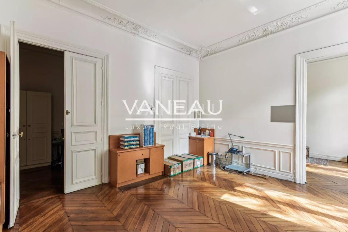 PARIS VIII - Parc Monceau - Appartement Haussmannien de 2 pièces