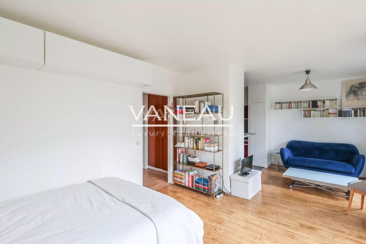Grand studio 38 m2 avec balconnet sur jardin
