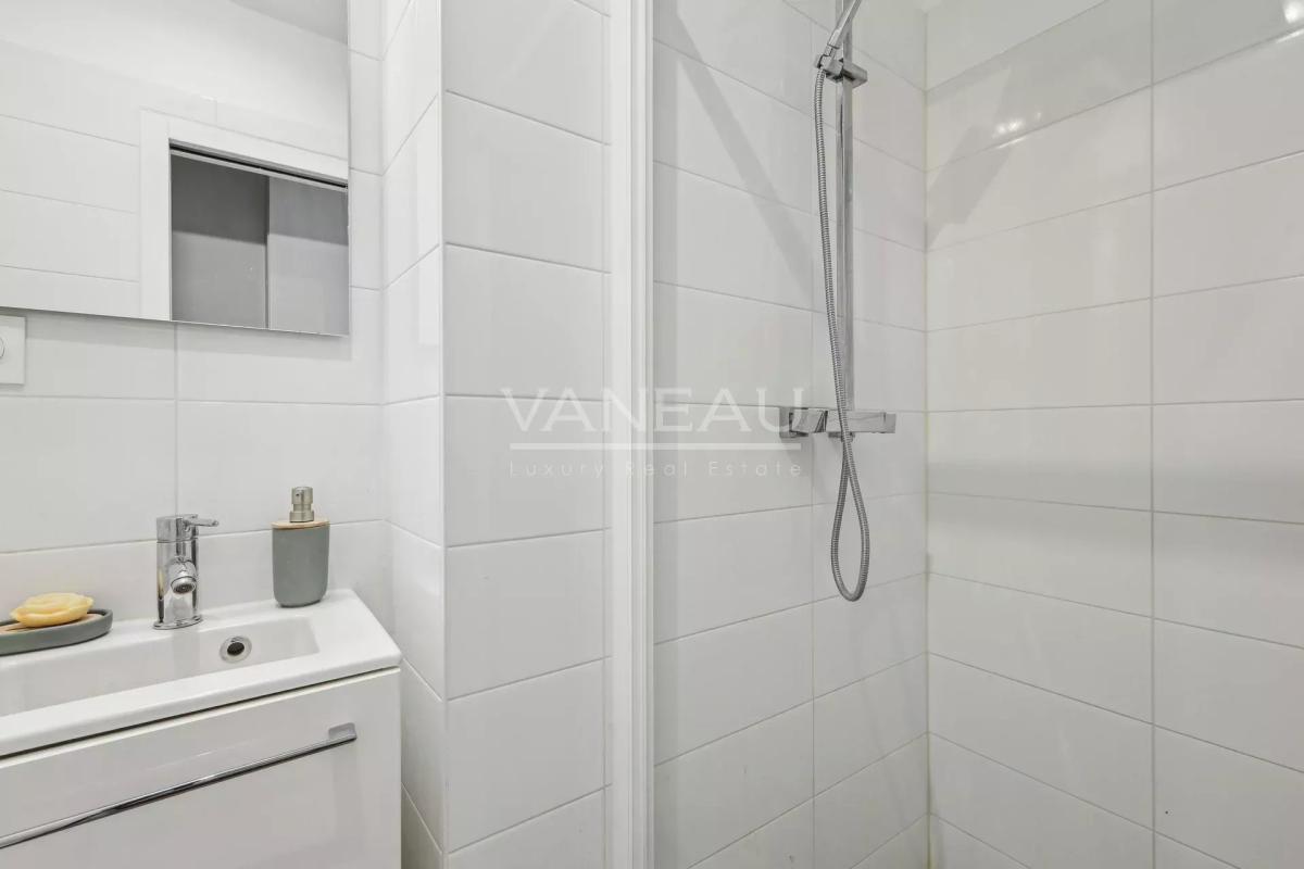 Dernier étage deux pièces vue toits 29.06 M²