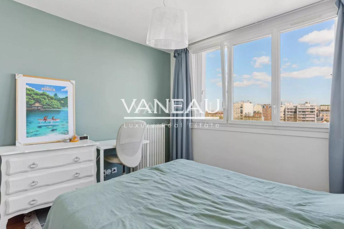 Appartement familial en dernier étage avec quatre chambres