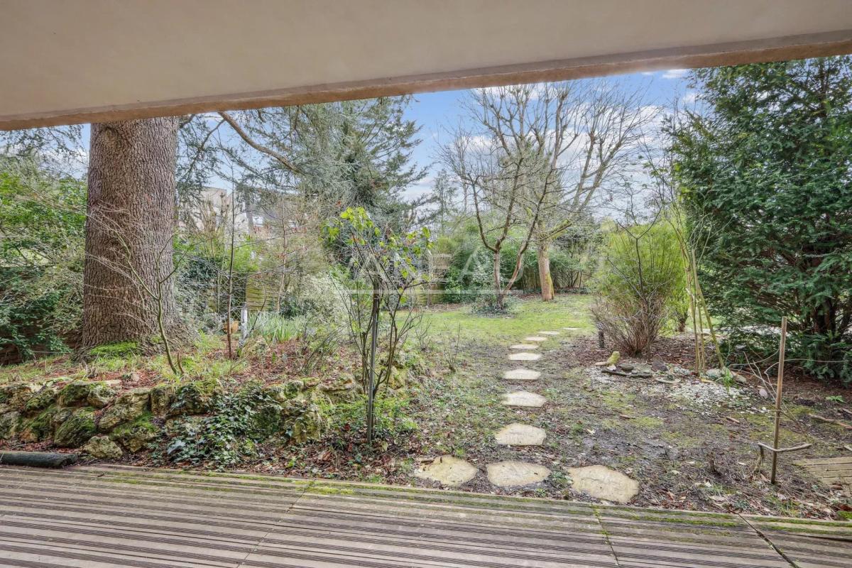 Au calme et sans vis à vis. Terrasse et jardin