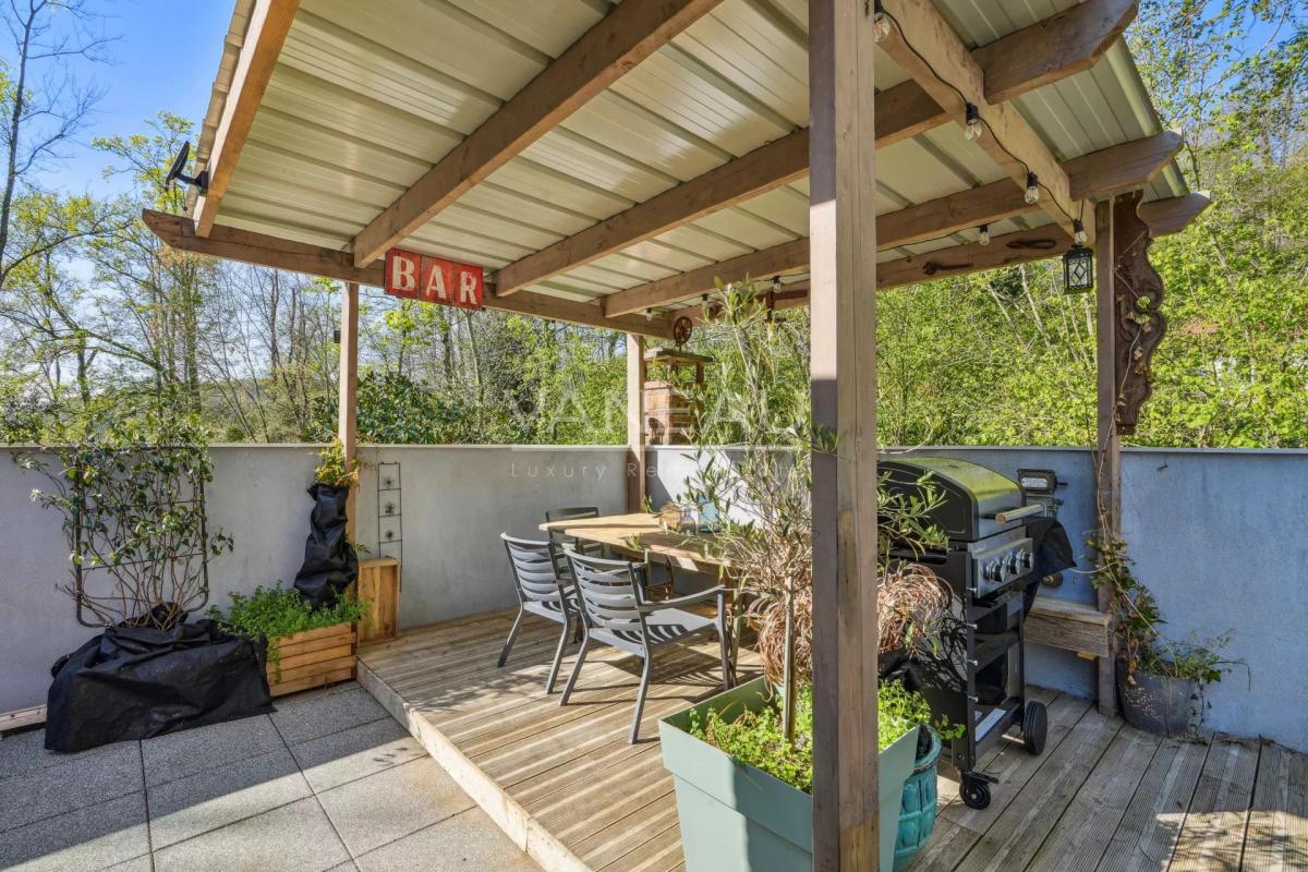 Maison d'architecte sur terrain arboré