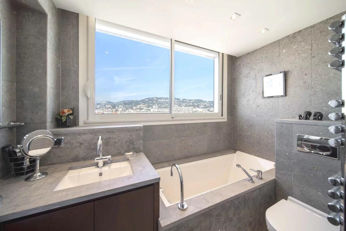 Cannes Croisette Appartement d'exception vue mer à vendre