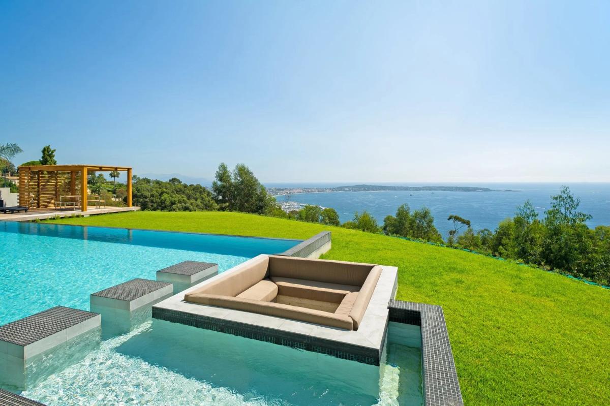 CANNES SUPER CANNES  VILLA CONTENPORAINE A VENDRE VUE MER PANORA