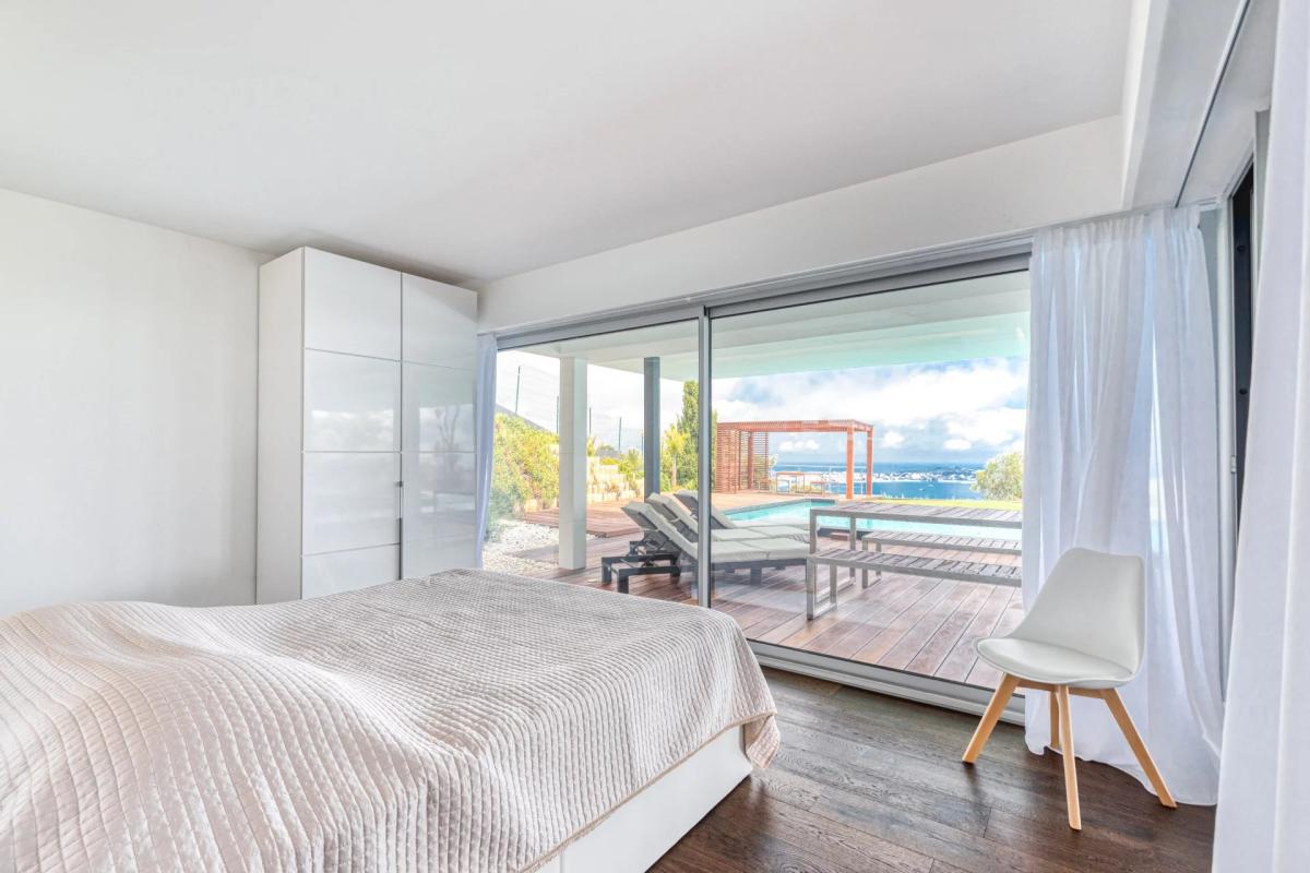 CANNES SUPER CANNES  VILLA CONTENPORAINE A VENDRE VUE MER PANORA