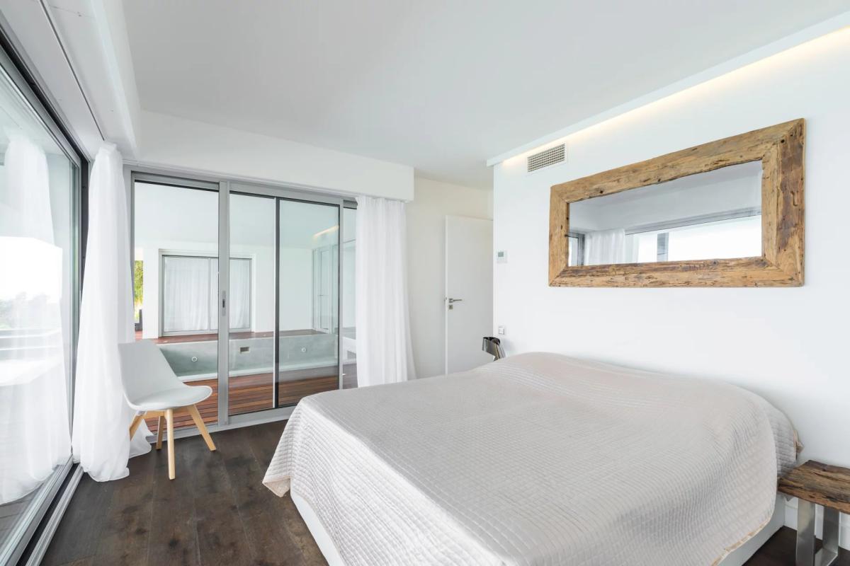CANNES SUPER CANNES  VILLA CONTENPORAINE A VENDRE VUE MER PANORA