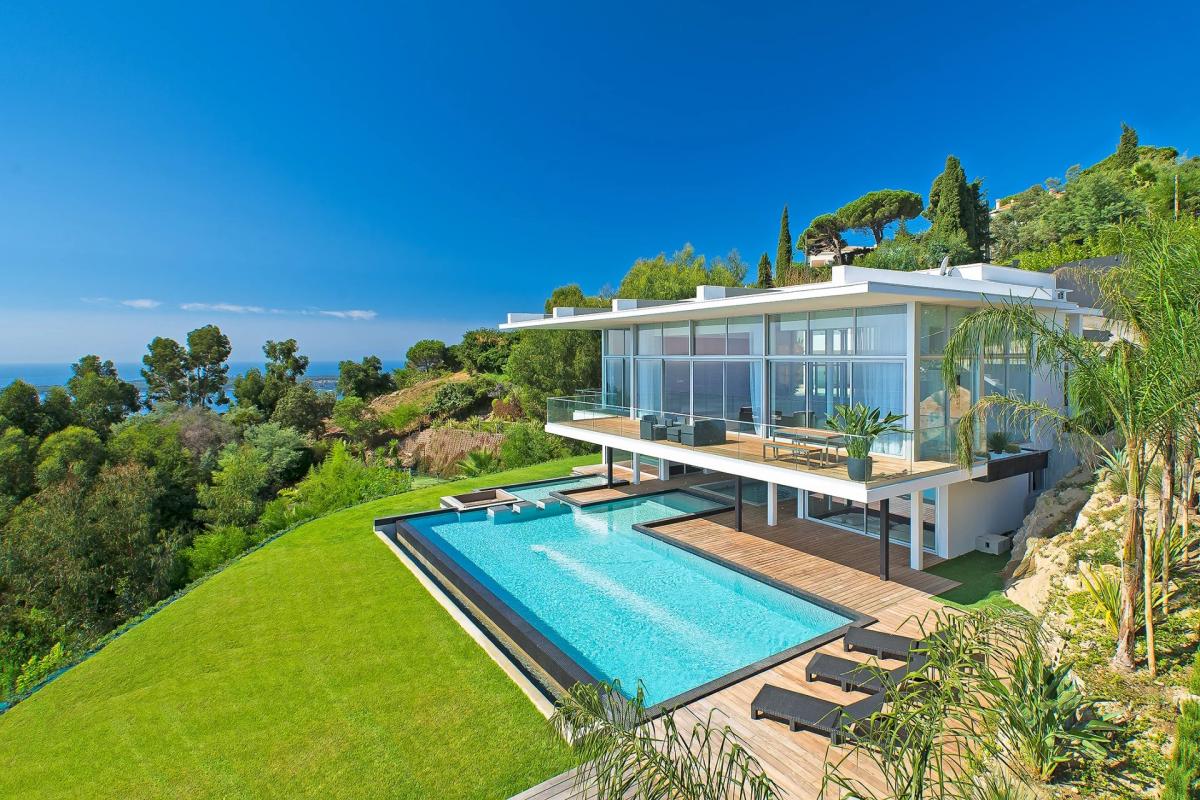 CANNES SUPER CANNES  VILLA CONTENPORAINE A VENDRE VUE MER PANORA