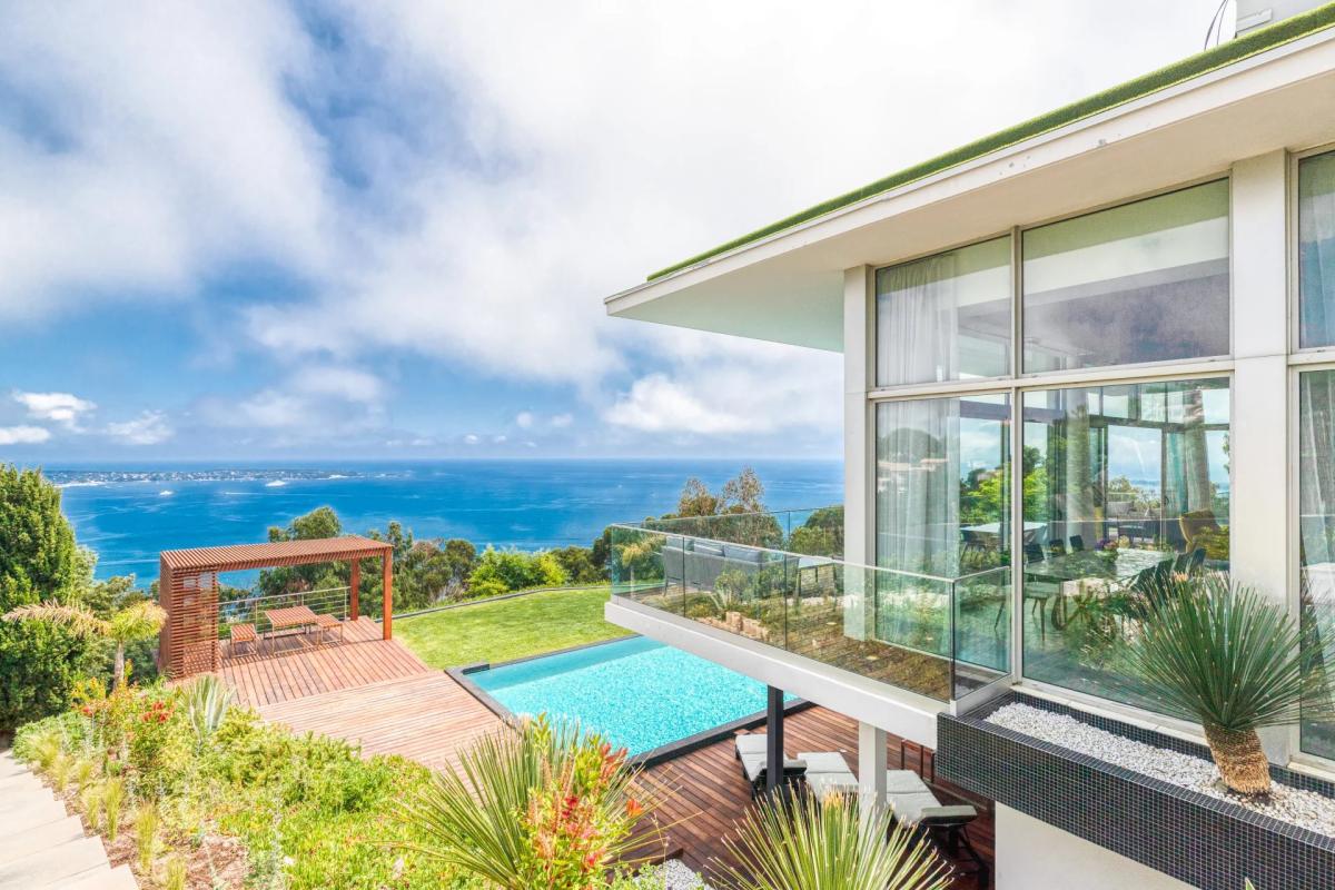 CANNES SUPER CANNES  VILLA CONTENPORAINE A VENDRE VUE MER PANORA