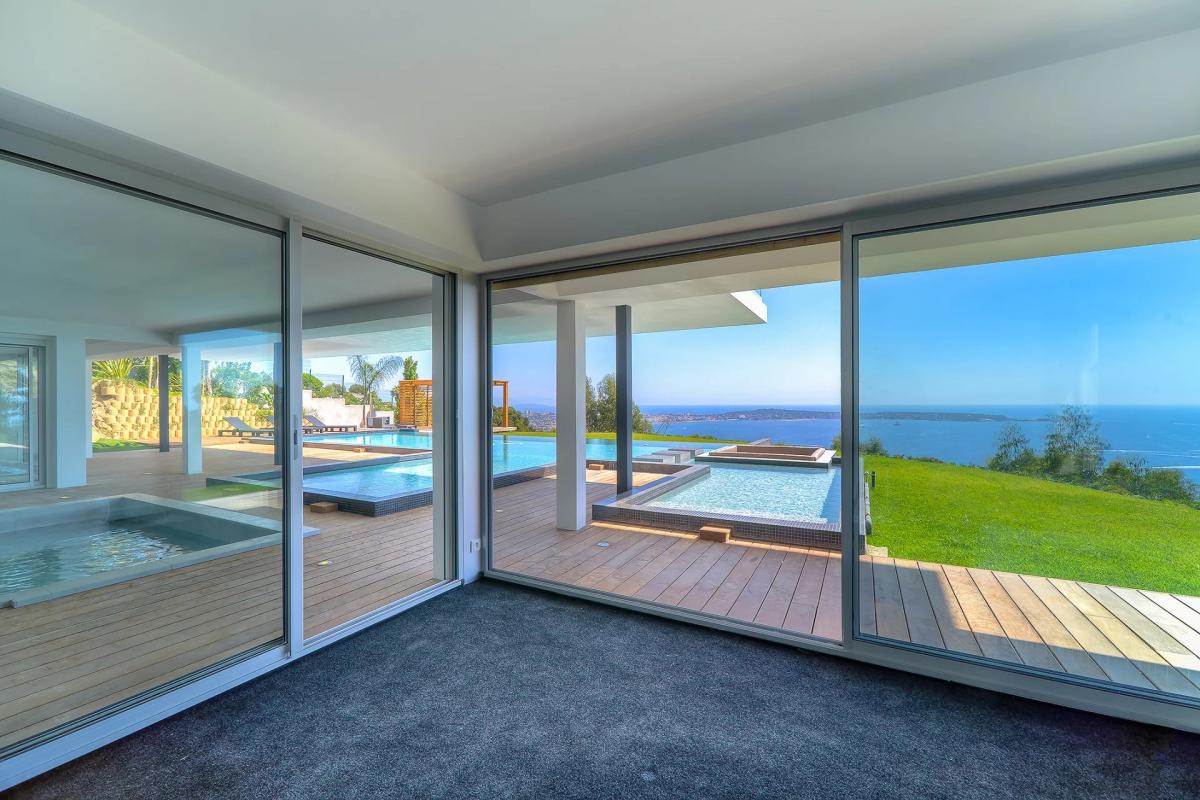 CANNES SUPER CANNES  VILLA CONTENPORAINE A VENDRE VUE MER PANORA