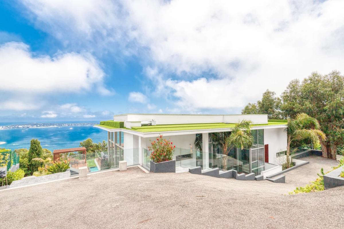 CANNES SUPER CANNES  VILLA CONTENPORAINE A VENDRE VUE MER PANORA