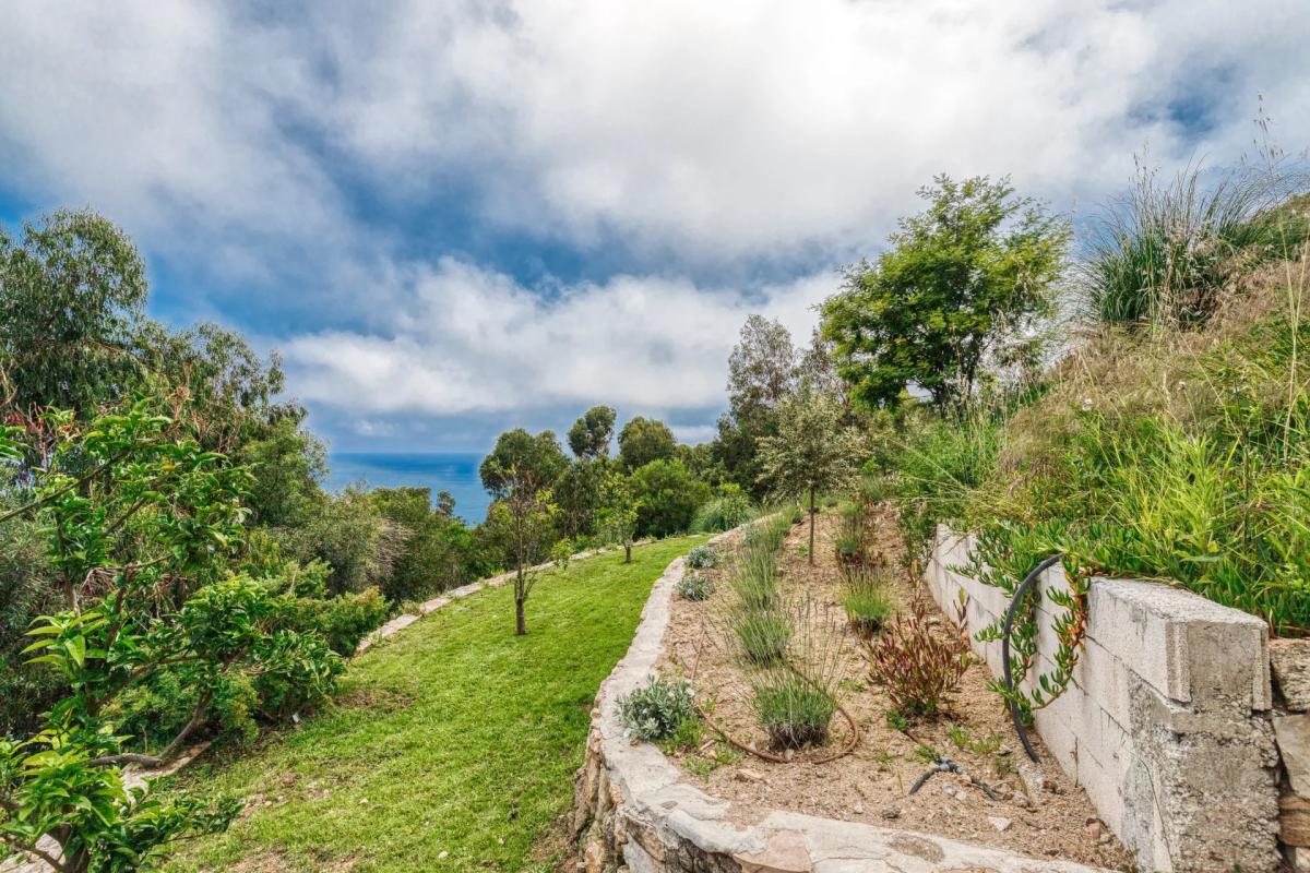 CANNES SUPER CANNES  VILLA CONTENPORAINE A VENDRE VUE MER PANORA
