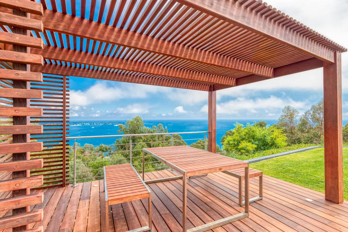 CANNES SUPER CANNES  VILLA CONTENPORAINE A VENDRE VUE MER PANORA