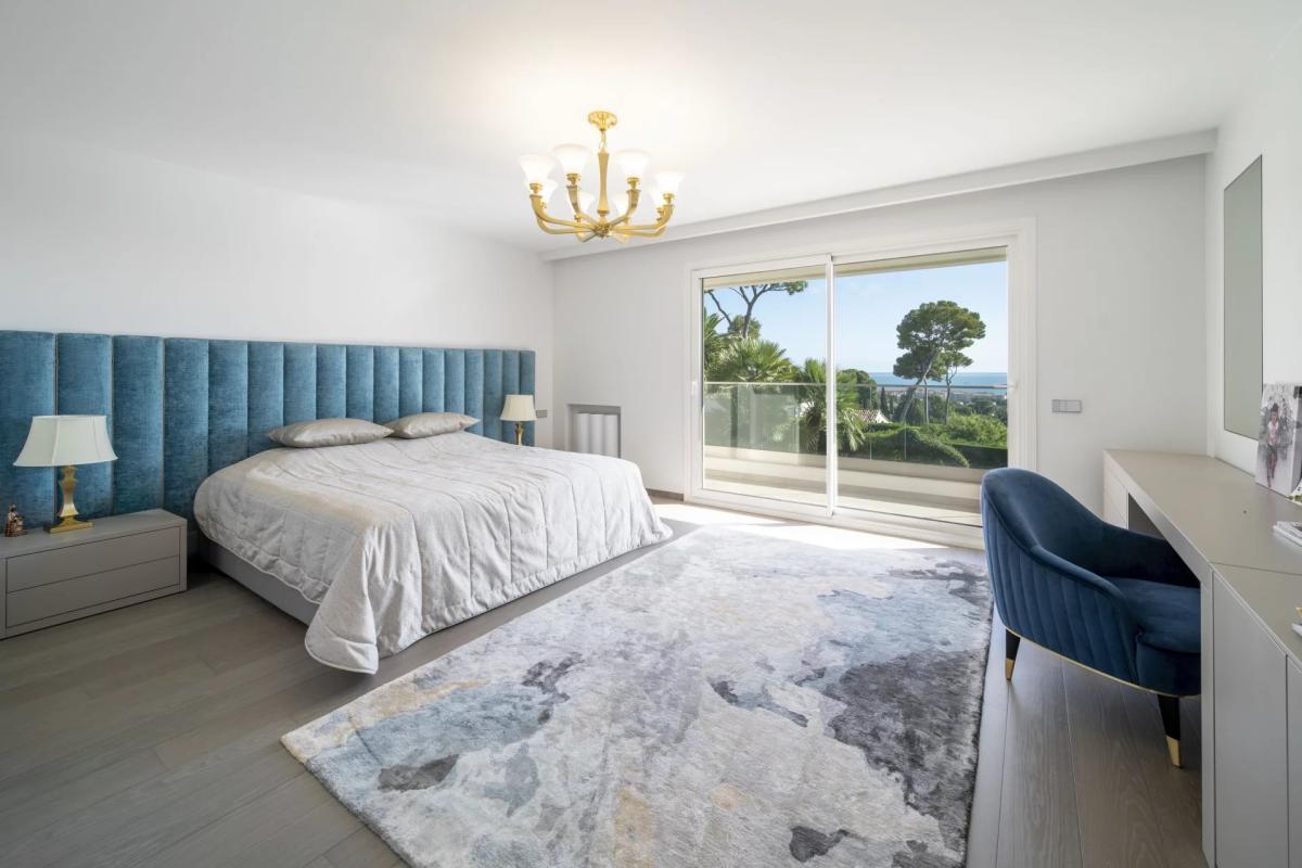 Antibes, Villa Contemporaine avec vue mer panoramique à vendre
