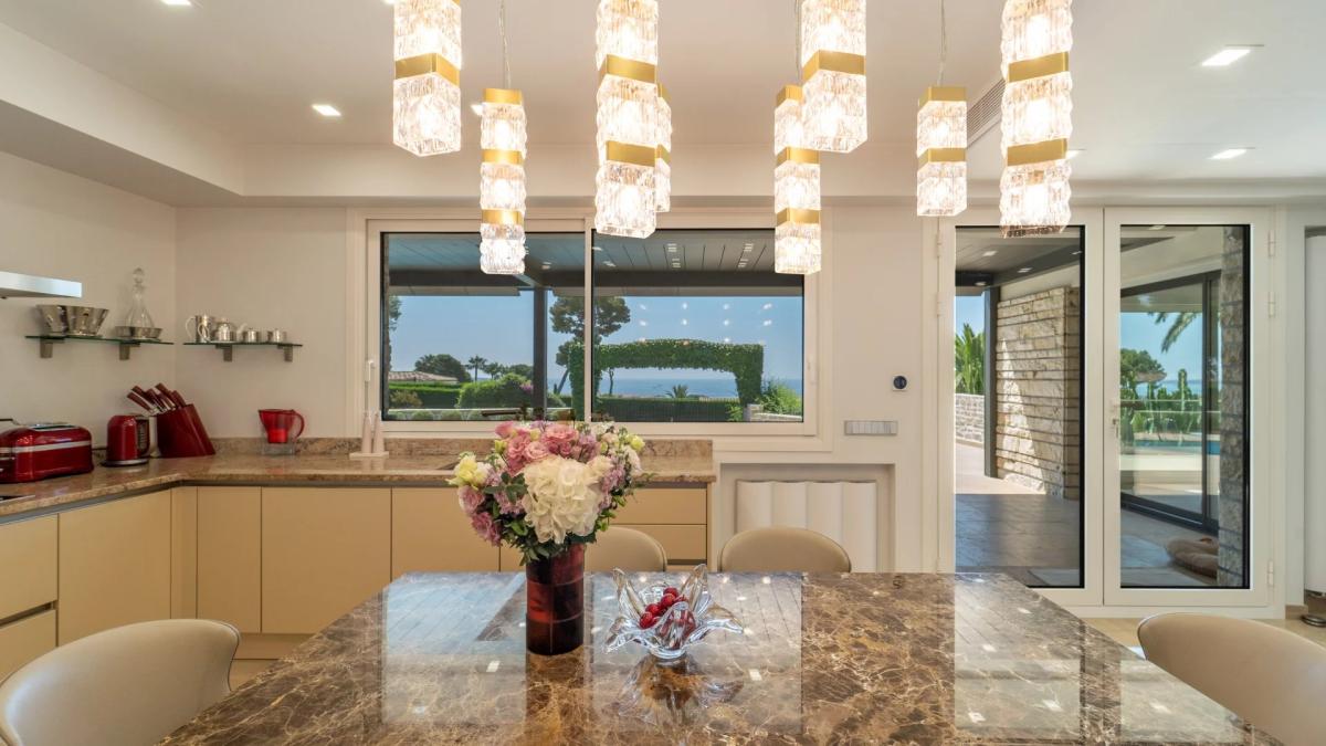 Antibes, Villa Contemporaine avec vue mer panoramique à vendre