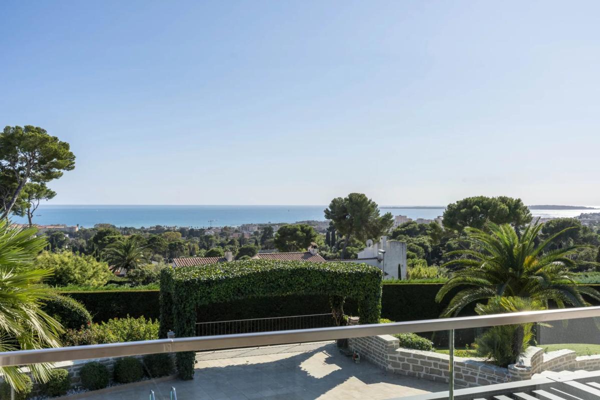Antibes, Villa Contemporaine avec vue mer panoramique à vendre
