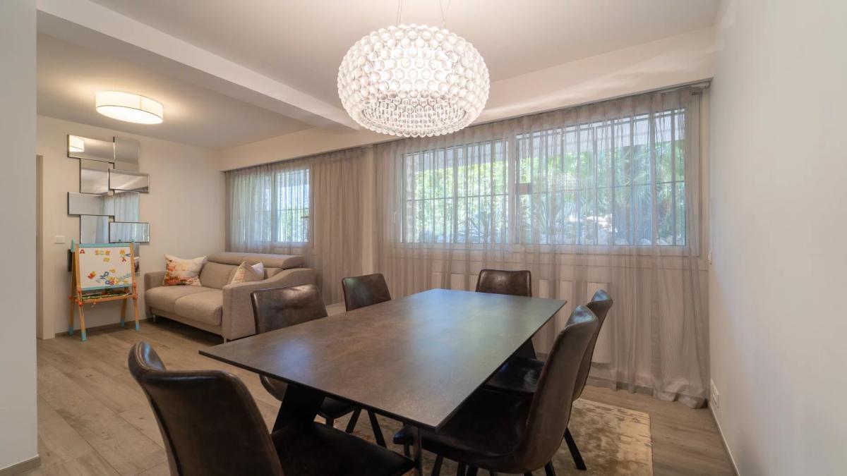 Antibes, Villa Contemporaine avec vue mer panoramique à vendre
