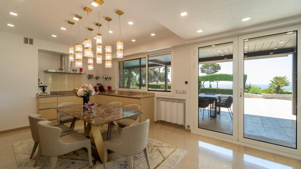 Antibes, Villa Contemporaine avec vue mer panoramique à vendre