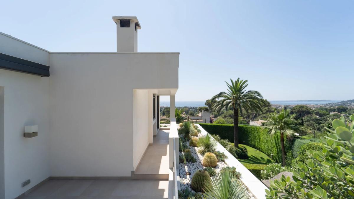 Antibes, Villa Contemporaine avec vue mer panoramique à vendre