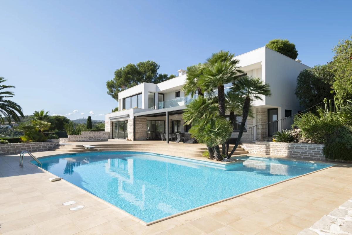 Antibes, Villa Contemporaine avec vue mer panoramique à vendre