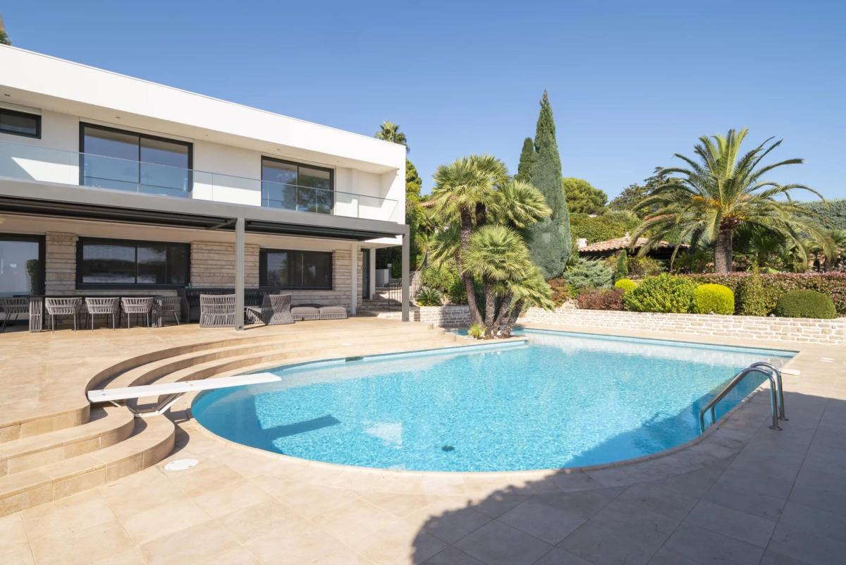 Antibes, Villa Contemporaine avec vue mer panoramique à vendre