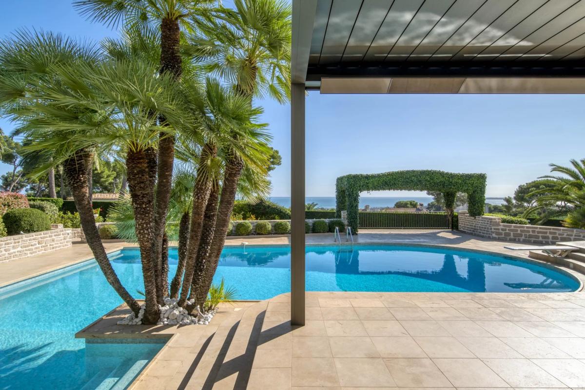 Antibes, Villa Contemporaine avec vue mer panoramique à vendre