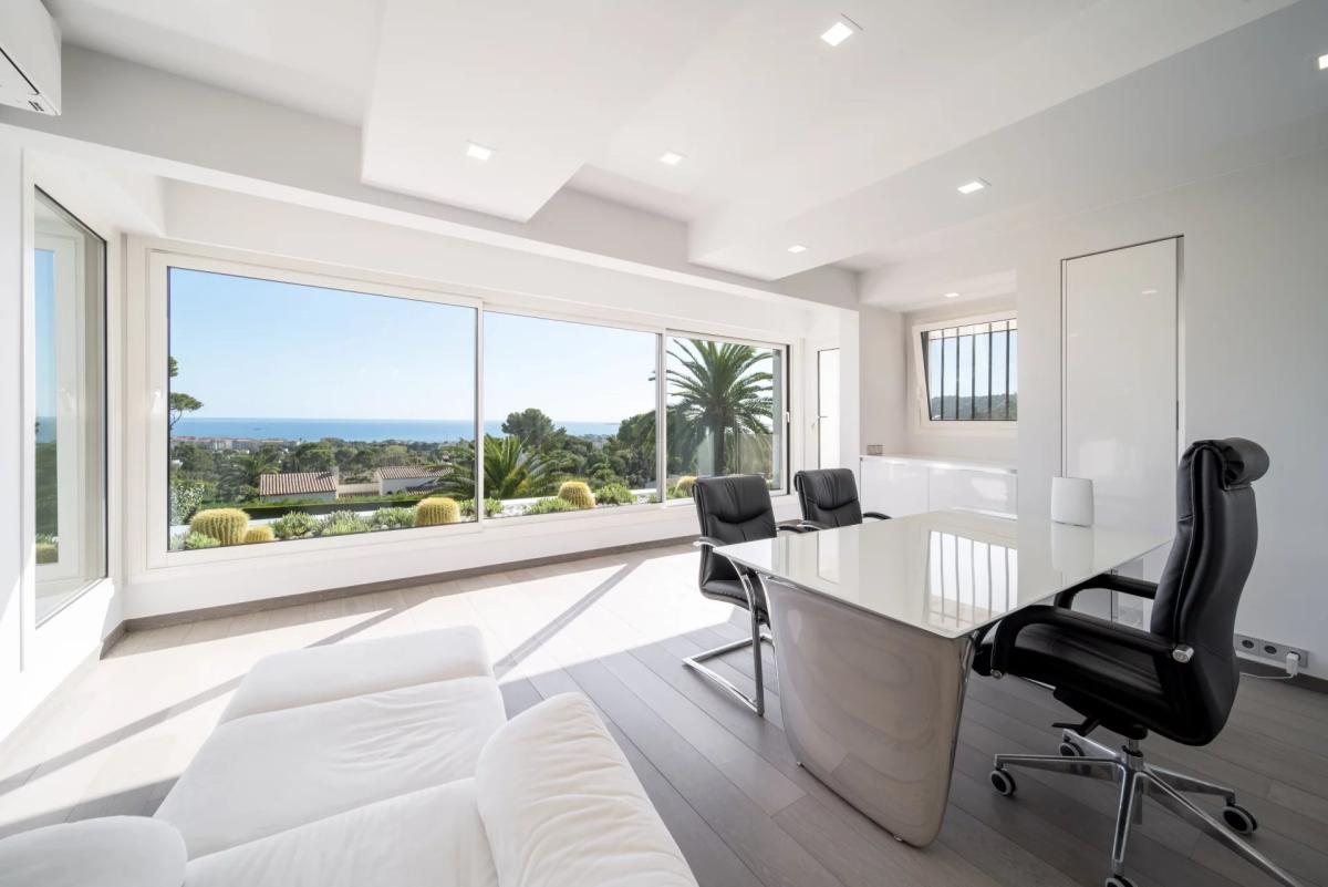 Antibes, Villa Contemporaine avec vue mer panoramique à vendre