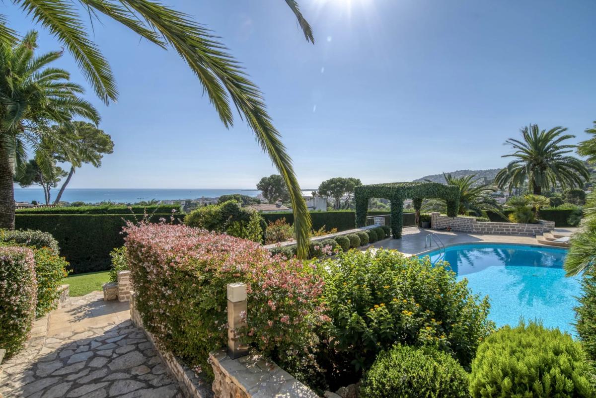 Antibes, Villa Contemporaine avec vue mer panoramique à vendre