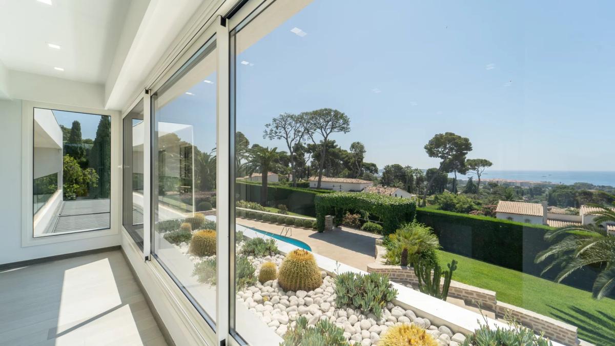 Antibes, Villa Contemporaine avec vue mer panoramique à vendre