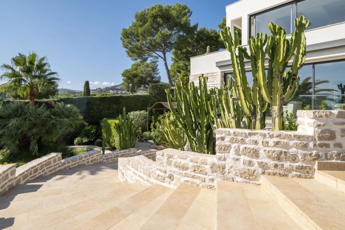Antibes, Villa Contemporaine avec vue mer panoramique à vendre