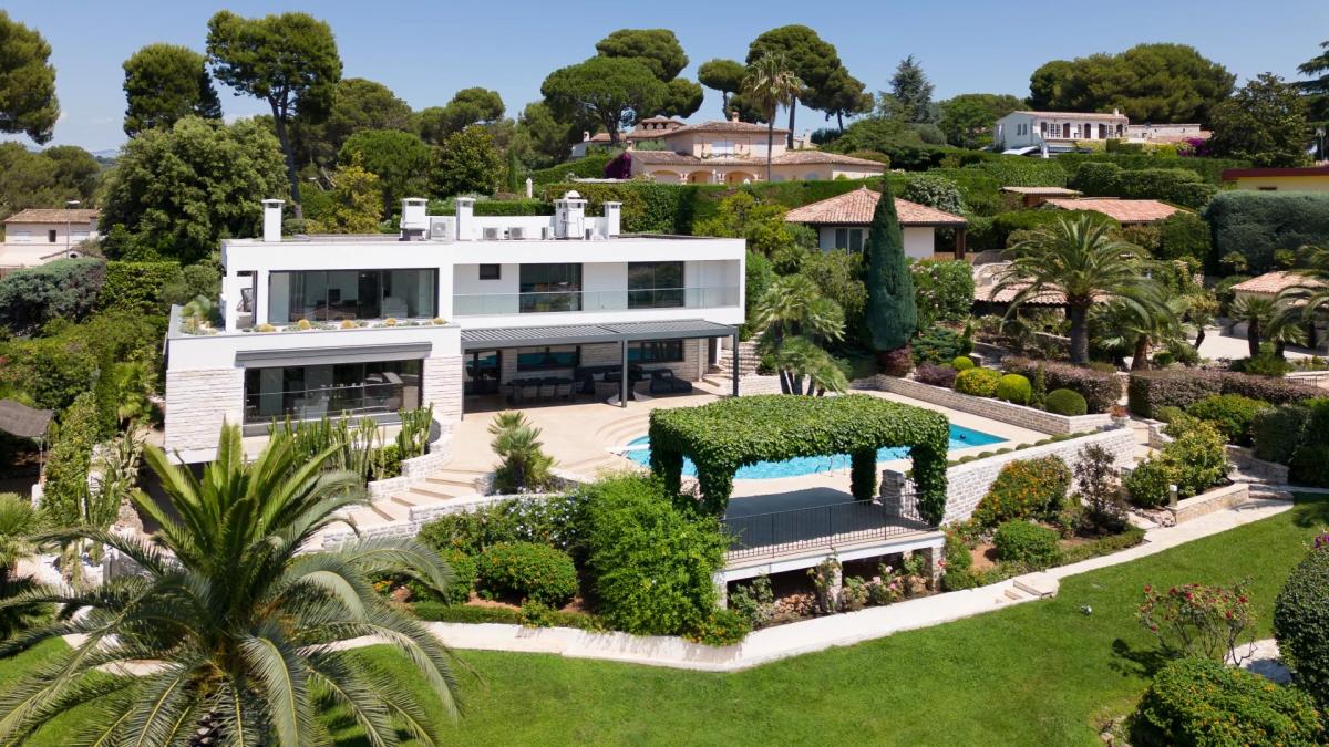 Antibes, Villa Contemporaine avec vue mer panoramique à vendre
