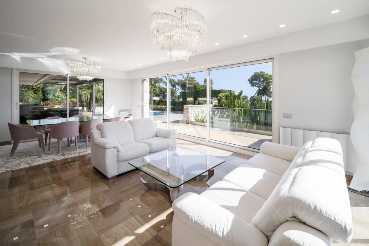 Antibes, Villa Contemporaine avec vue mer panoramique à vendre