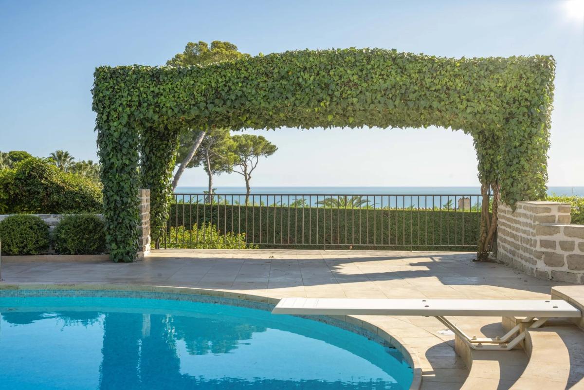 Antibes, Villa Contemporaine avec vue mer panoramique à vendre