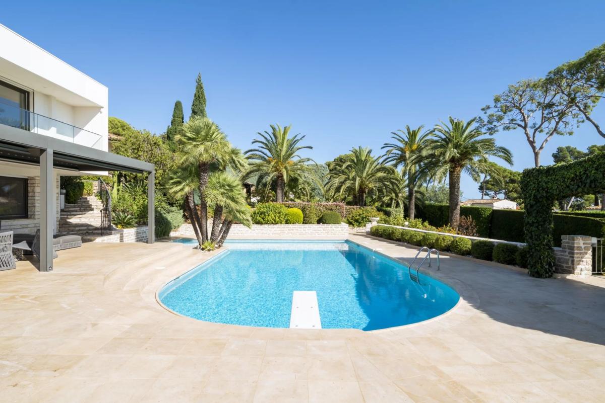 Antibes, Villa Contemporaine avec vue mer panoramique à vendre