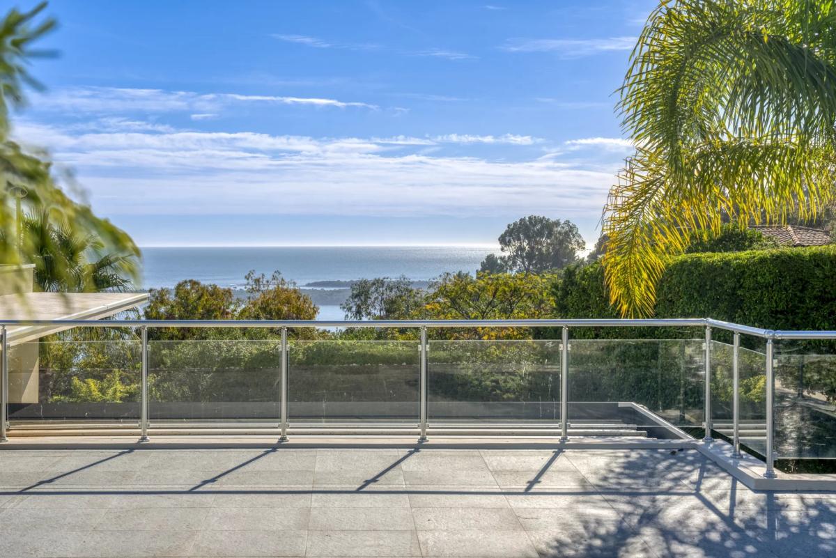 SUPER CANNES VILLA CONTEMPORAINE VUE MER A VENDRE