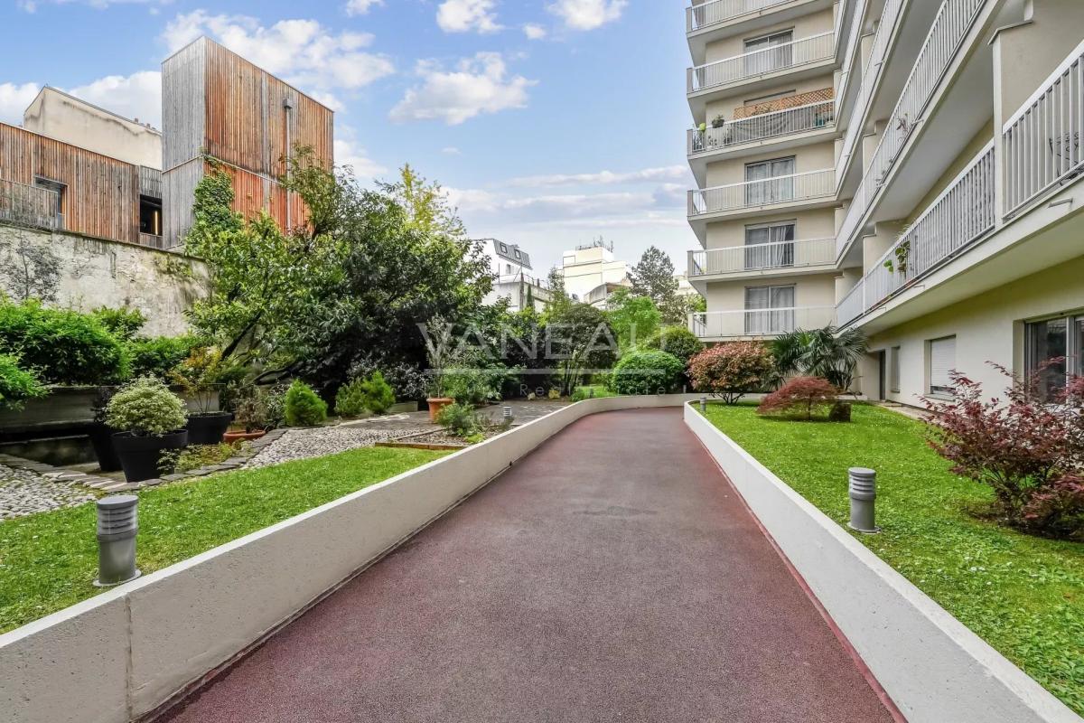 Paris XVIIIème - Beau trois pièces avec balcon et box -