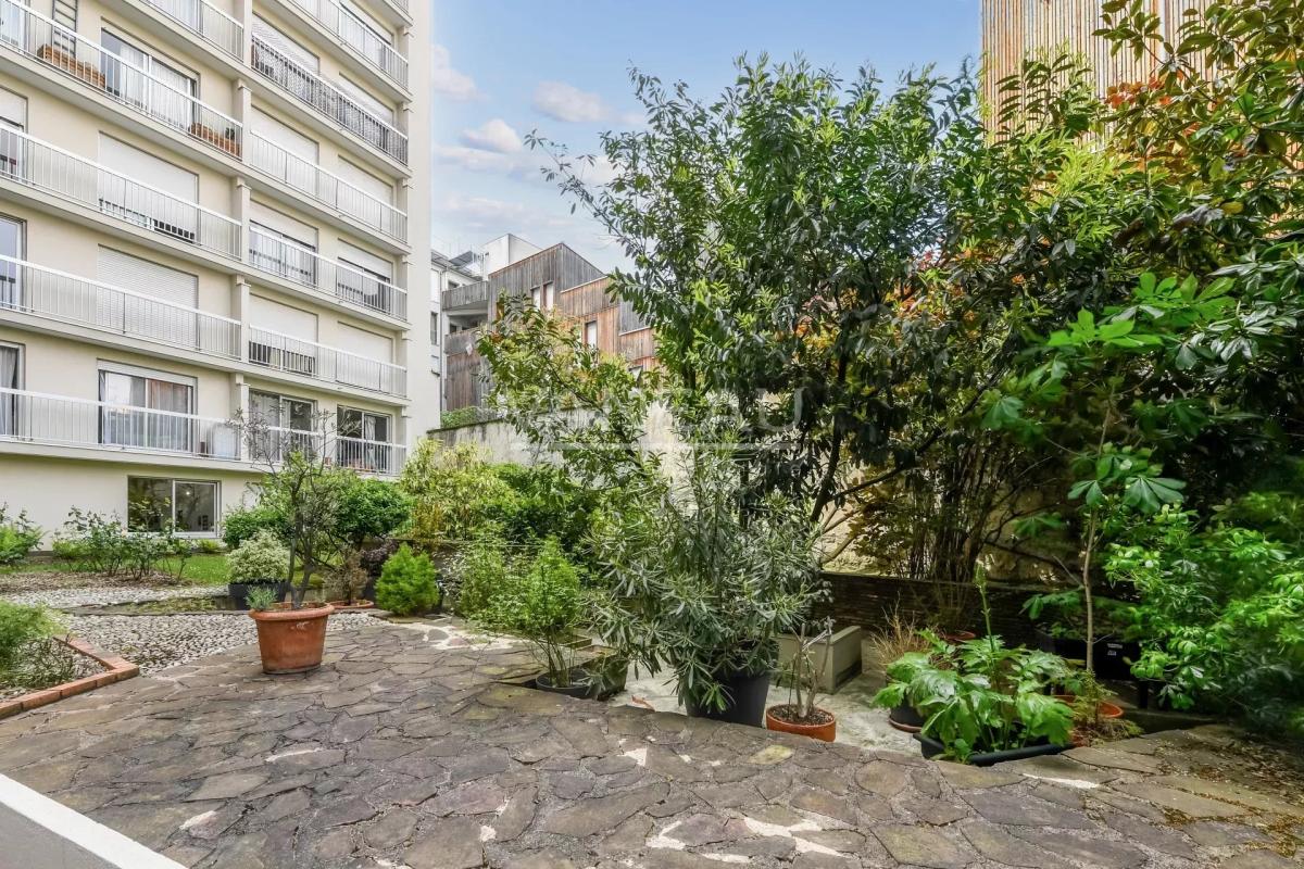 Paris XVIIIème - Beau trois pièces avec balcon et box -