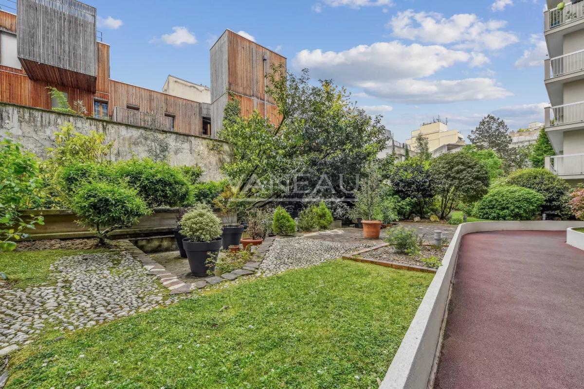 Paris XVIIIème - Beau trois pièces avec balcon et box -
