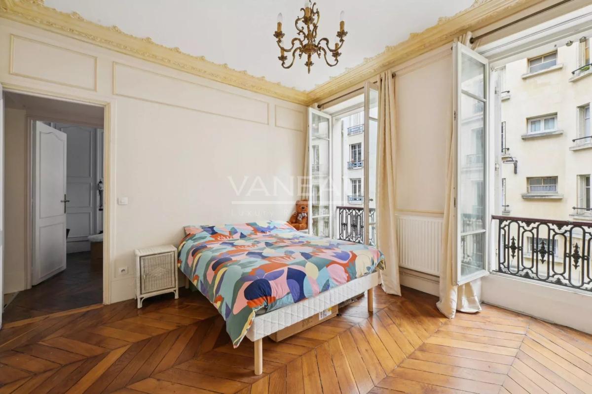 Paris IXème - Rue Mansart - Six pièces en triplex - Habitation e