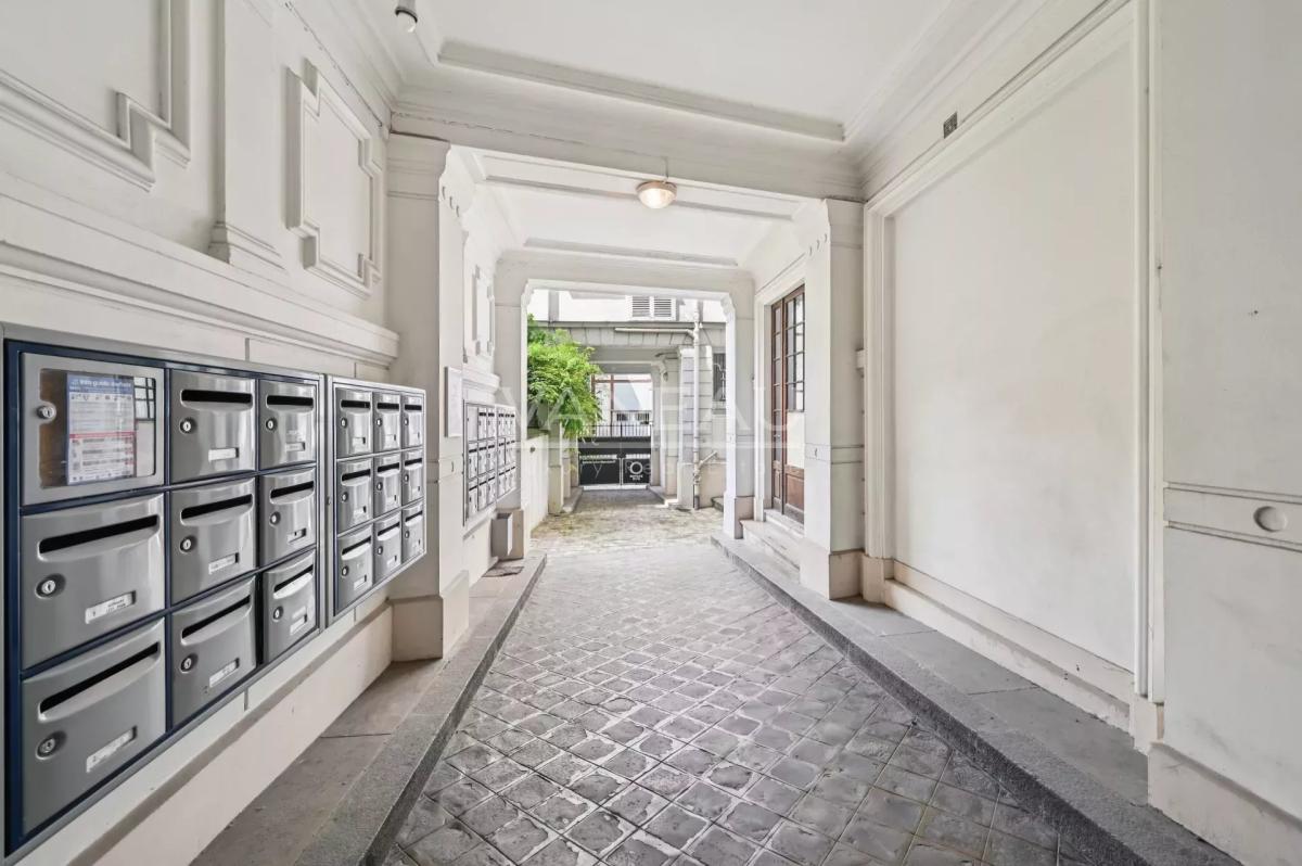 Paris XVe - Montparnasse - Appartement trois pièces en dernier é